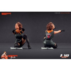 Figurine "Fille qui change une roue"