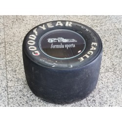 Table F1 realisée avec un pneu F1 arrière utilisé en course